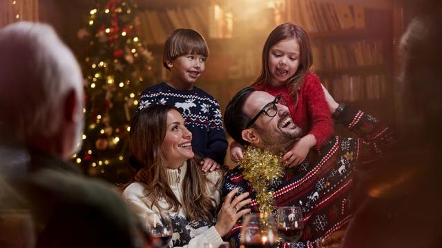 Забавна Коледа: Игри за малки и големи у дома, които ще ви накарат да се смеете от сърце