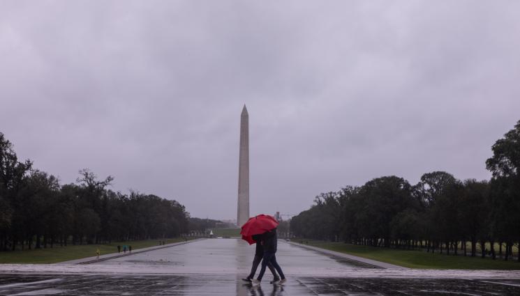 паметник - Вандали хвърлиха червена боя върху стъпалата на Линкълн Мемориъл