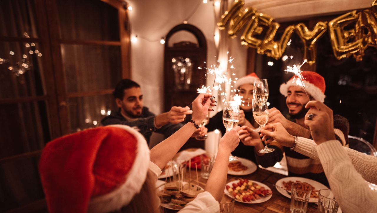 <p><iframe frameborder="0" height="528" scrolling="no" src="https://assets.pinterest.com/ext/embed.html?id=68468856811936278" width="345"></iframe></p>

<h3 dir="auto"><strong>Посрещнете Нова година със скок (Дания)</strong></h3>

<p dir="auto">В Дания празнуващите скачат от столовете си точно в полунощ, за да започнат новата година с късмет. Обичаят е известен като<em> Hoppe ind i det nye &aring;r</em>, което в превод означава &bdquo;да скочиш в новата година&ldquo;. Само не забравяйте да сте с удобни обувки</p>