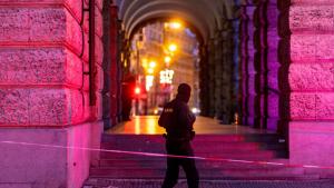 Разследващите в Чехия свързват стрелеца от Карловия университет с други