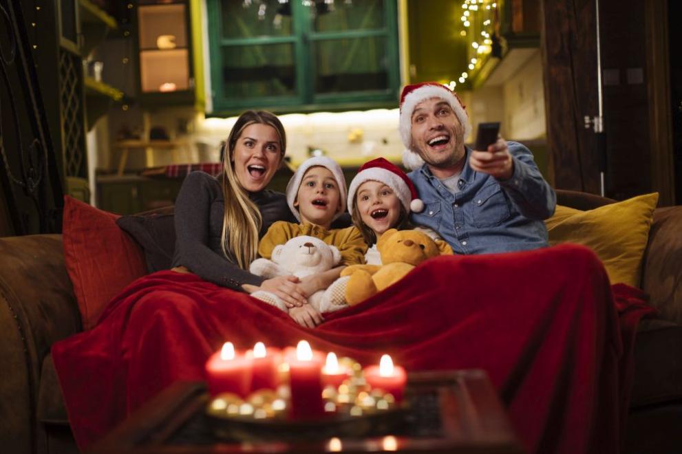 Коледните филми са една от най-обичаните семейни традиции през празничния