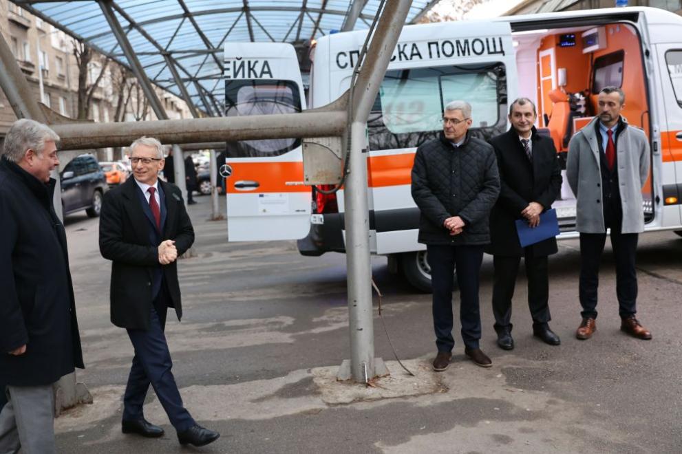  денков министър председател коли за спешна помощ софия незабавна помощ 