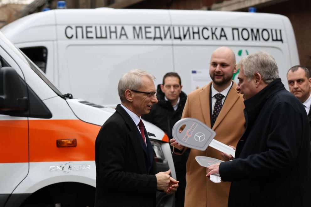 Снимка: Денков връчи на спешна помощ ключовете на 5 линейки с повишена проходимост