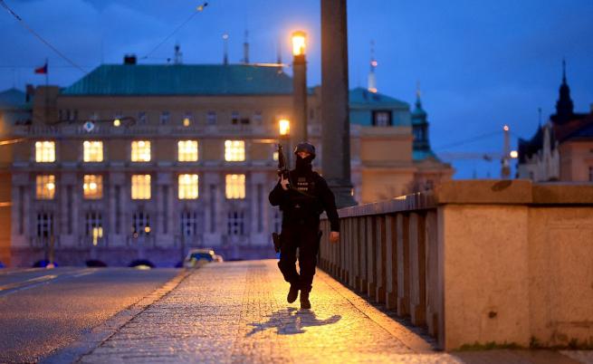 След стрелбата в Прага: Чехия е в ден на траур