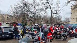 Мотористи облечени в костюми на Дядо Коледа и джуджета зарадваха