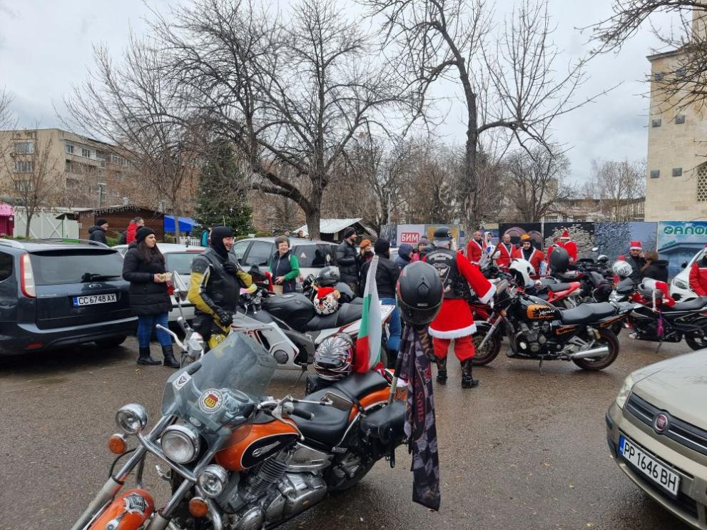 Мотористи, облечени в костюми на Дядо Коледа и джуджета, зарадваха