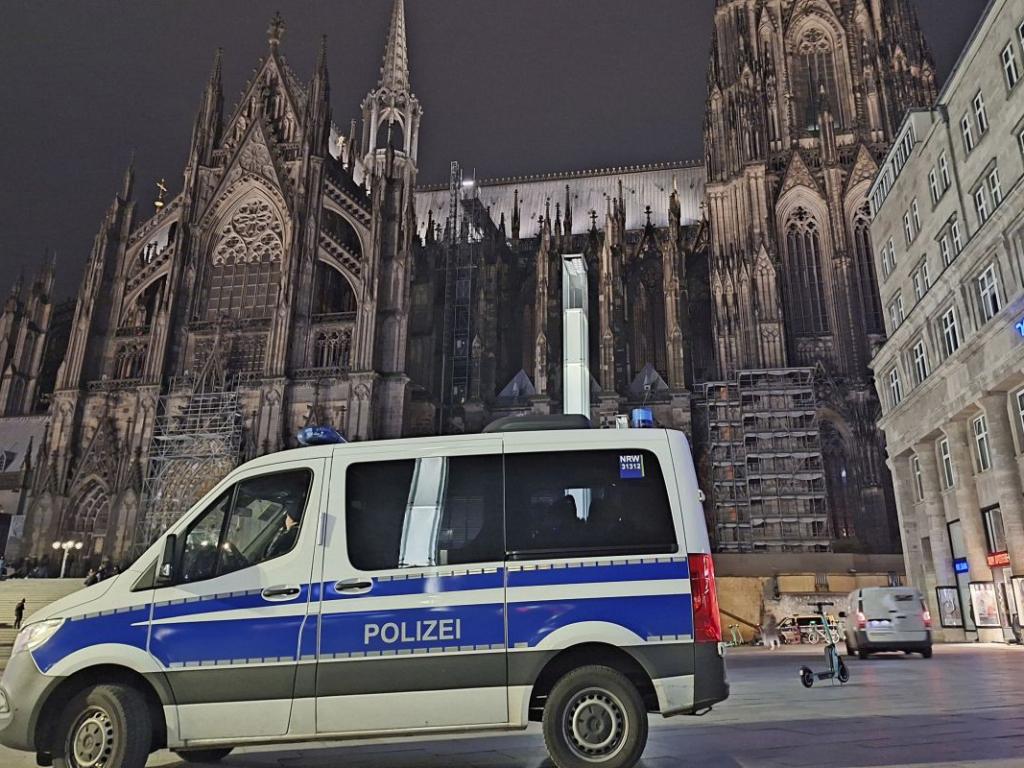 Германската полиция съобщи че е претърсила снощи Кьолнската катедрала след