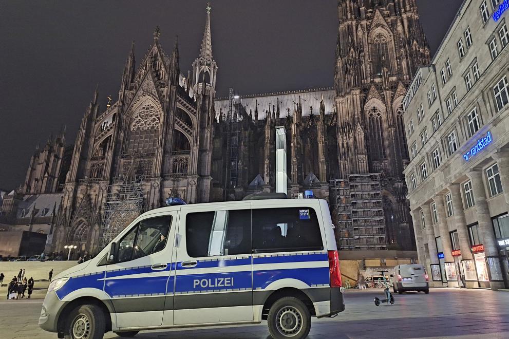 Германската полиция съобщи, че е претърсила снощи Кьолнската катедрала след