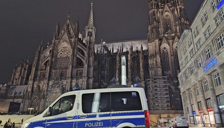 Кьолнската катедрала - ПРЕДУПРЕЖДЕНИЕ ЗА АТАКА: Полиция претърси Кьолнската катедрала