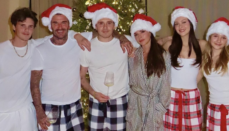 Бекъм Коледа - Бекъмови на Коледа: Дейвид с прахосмукачка, Виктория по чехли изхвърля боклука (ВИДЕО)