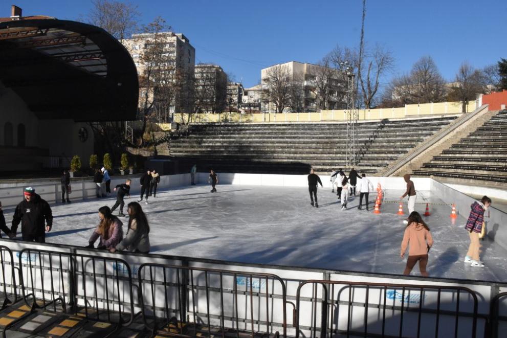 За поредна година в Бургас се изгражда ледена пързалка на