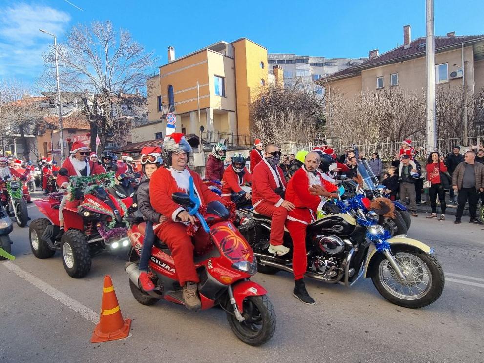 Снимка: Дядоколедовци на мотори преминаха в празнично шествие из Плевен