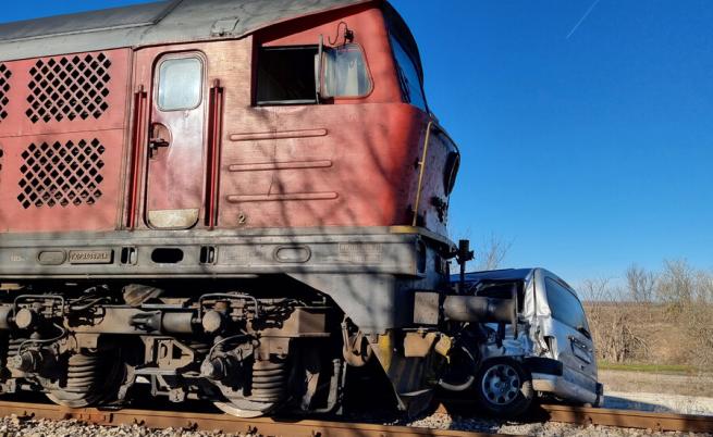 Влак блъсна кола край Добрич, има пострадали (СНИМКИ)