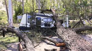 Бури са отнели живота на най малко деветима души в Австралия