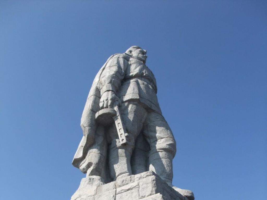 ВПловдив обмислят преместването на паметника Альоша Вчера стана ясно от