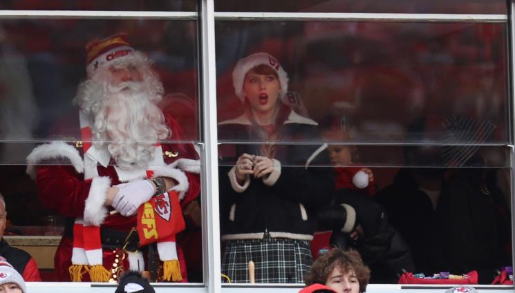 Тейлър Суифт - СТАВА СЕРИОЗНО: Тейлър Суифт заведе родителите си на мач на гаджето