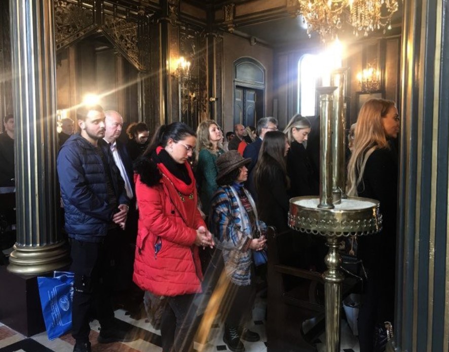 Хора в Желязната църква