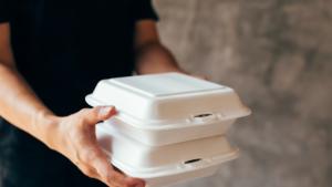 От 1 януари поскъпват пластмасовите прибори и кутии за храна