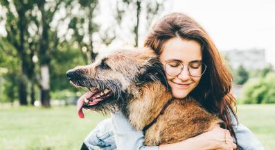 куче човек прегръдка