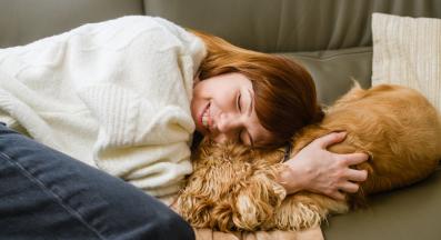 куче човек прегръдка