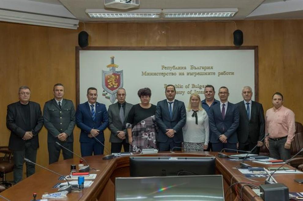 Под председателството на министъра на вътрешните работи Калин Стоянов, се
