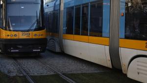 Възрастна жена беше затисната при качване в трамвай в София