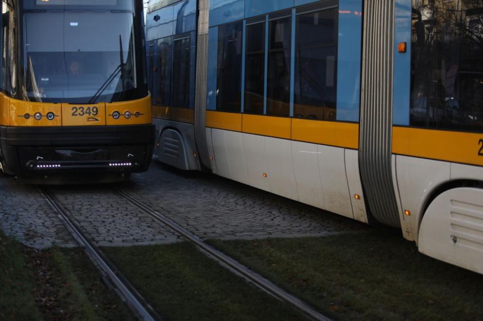 Възрастна жена беше затисната при качване в трамвай в София