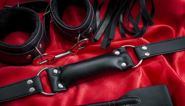 садо мазо - ВЪВ ВИП БОРДЕЙ: Банкер издъхна, докато дърта мадам го шиба с камшик!