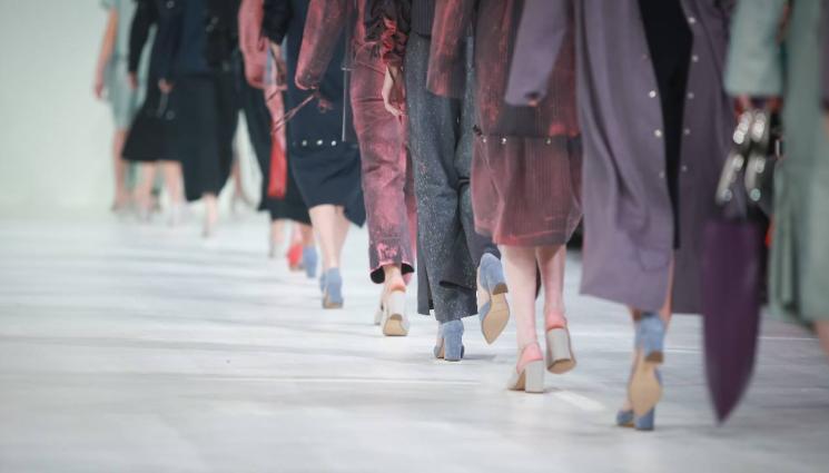 мода подиум - Какви ще бъдат водещите модни тенденции през 2024 г. (СНИМКИ)