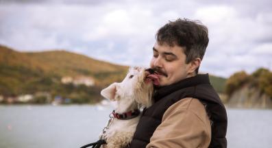 куче облизва уста