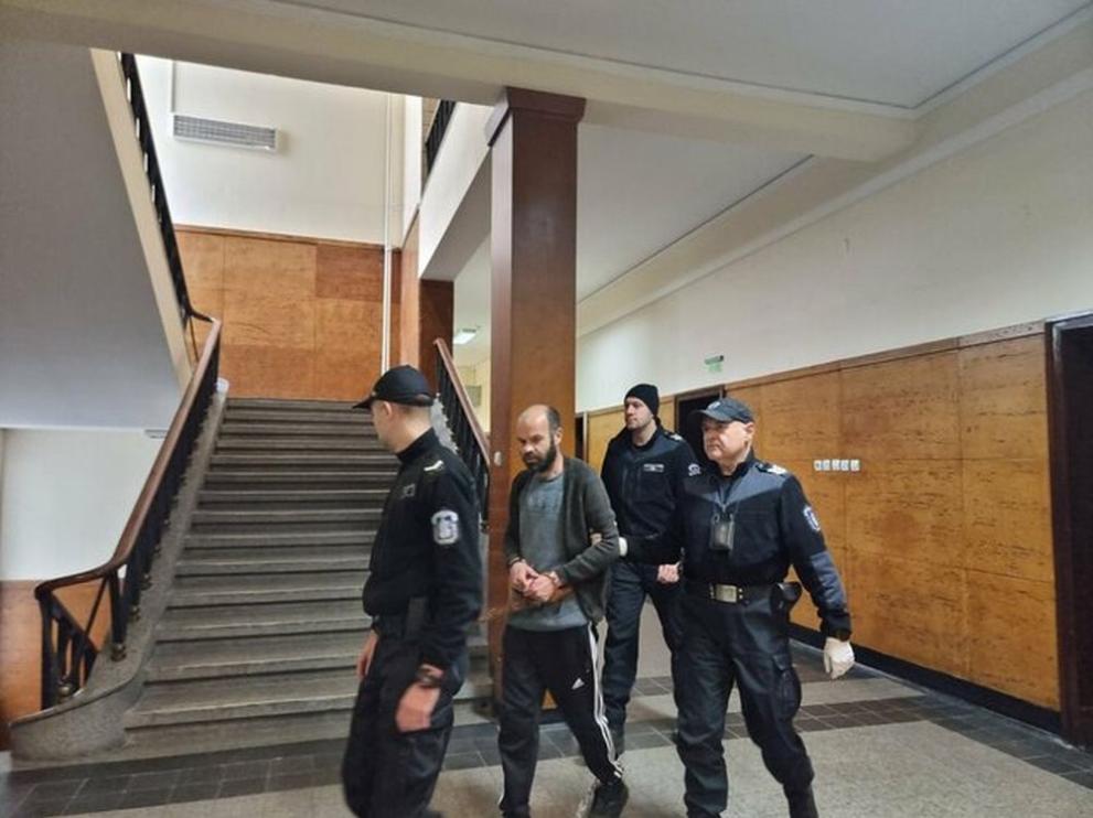 Снимка: Оставиха в ареста мъжа, обвинен в убийството на баща си в Старозагорско