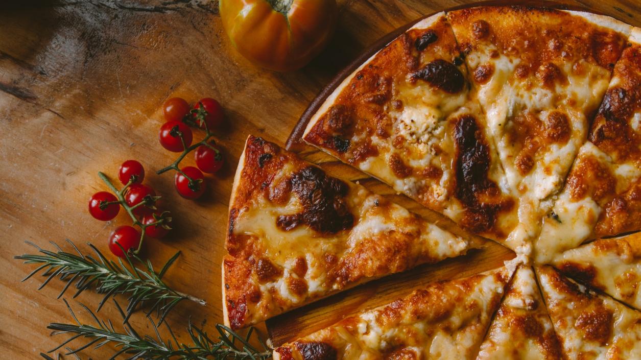 Френски пицари направиха пица с 1001 вида сирене