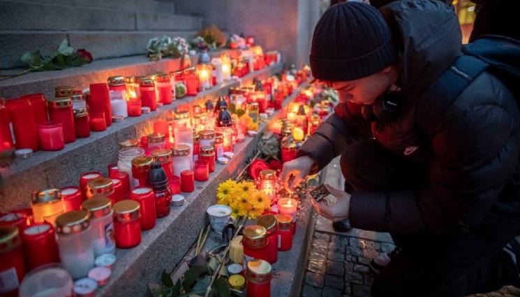 свещи - СЛЕД МАСОВОТО УБИЙСТВО В ПРАГА: Факултет в Карловия университет отменя зимния семестър