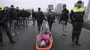 Екоактивисти блокираха голяма магистрала в Амстердам с искания незабавно да бъде