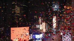 Новата година настъпи под радостните възгласи на десетки хиляди хора
