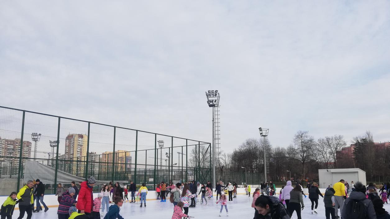 Деца и ученици ще се пързалят безплатно днес на Ледената пързалка в парк 