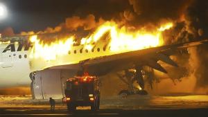 самолет пожар Япония