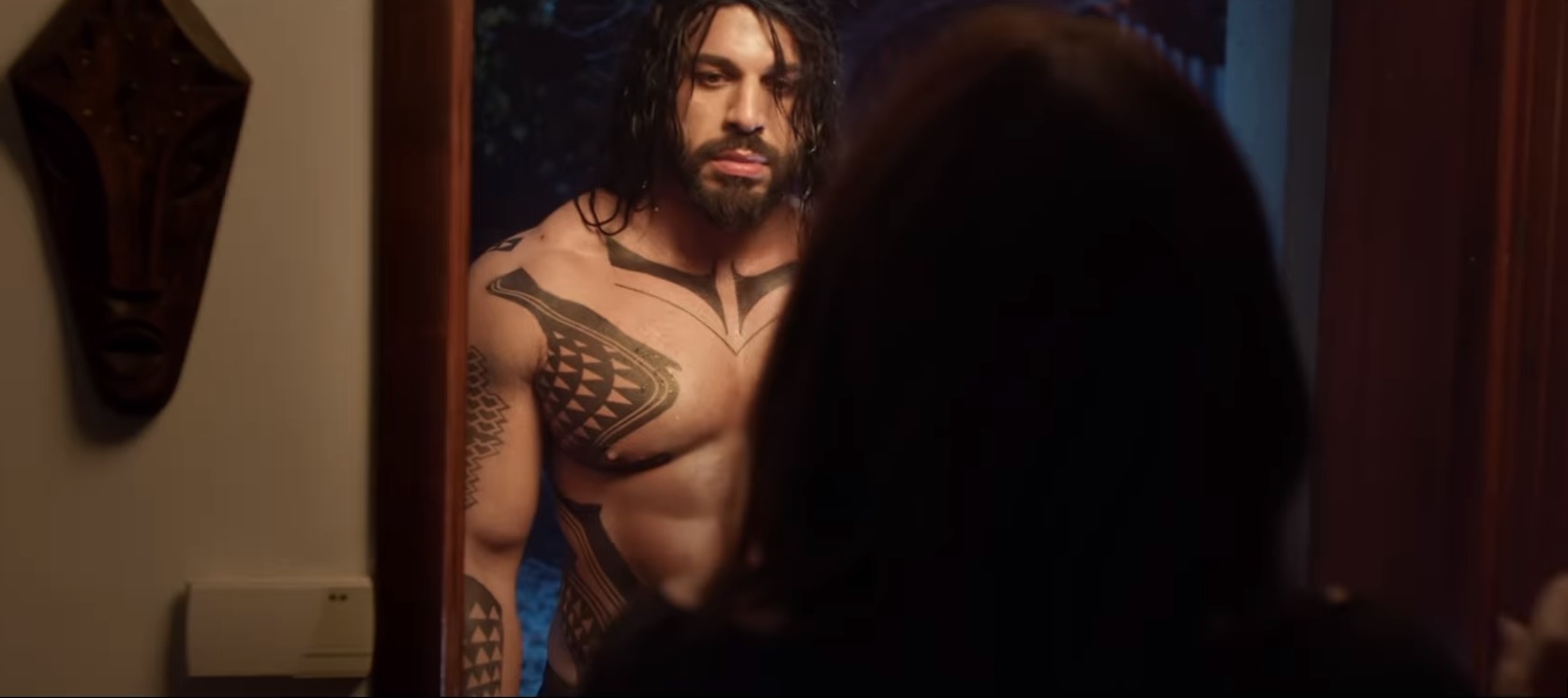  Фики е с дълга коса и целият в татуси за новия клип. 