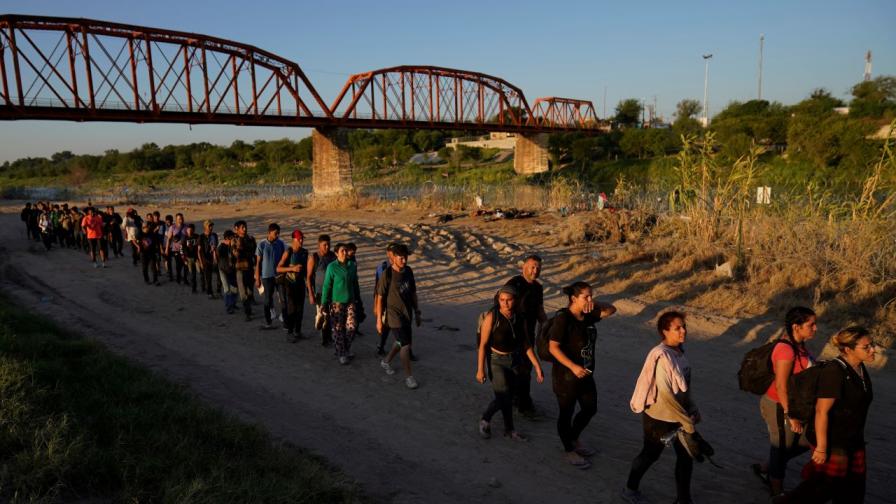 Незаконната имиграция е намаляла: САЩ отварят границата си с Мексико
