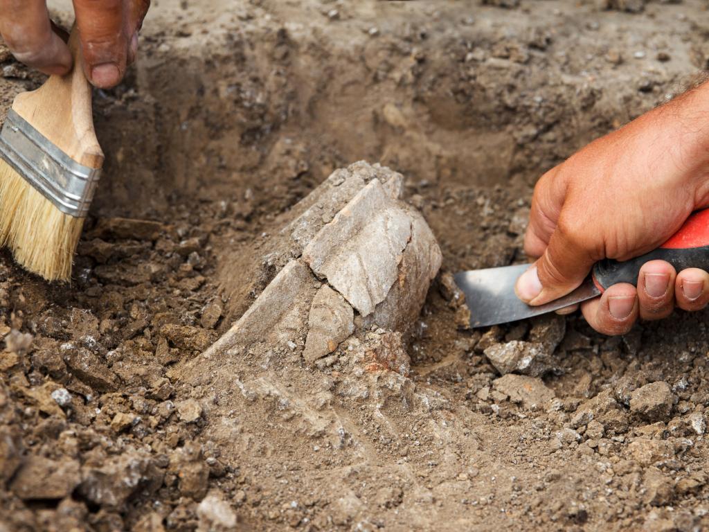 ВУелс е открито рядко ранносредновековно гробище което озадачава археолозите предаде