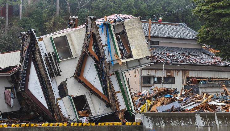 земетресение разрушения Япония - Продължават да издирват оцелели след земетресението в Япония