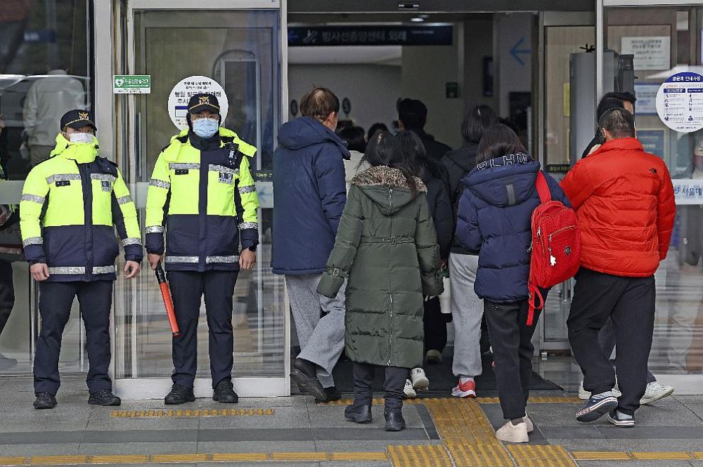 Южна Корея. Полиция охранява болницата, където бе настанен в реанимация ранения с нож политик