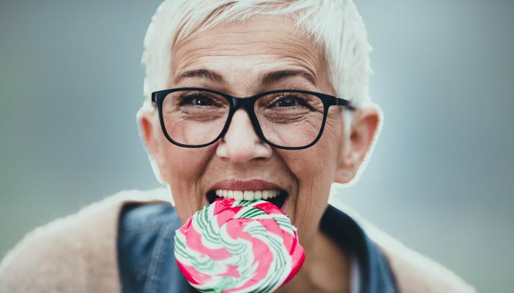 зъби близалка - ЗЛАТНО ВРЕМЕ: Как да опазим зъбите от сладко и алкохол