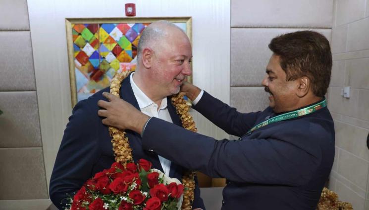 Желязков - Посрещнаха Желязков в Делхи с венци, танци и тъпани (СНИМКИ)