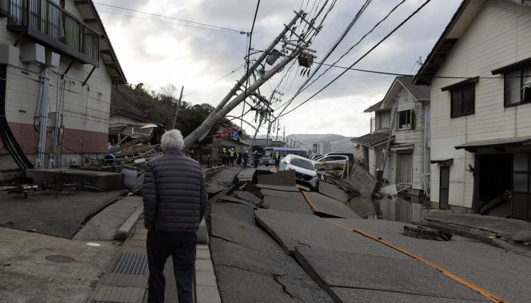 Япония - БЕДСТВИЕТО В ЯПОНИЯ: Милиони бягат от смъртоносни наводнения и свлачища!