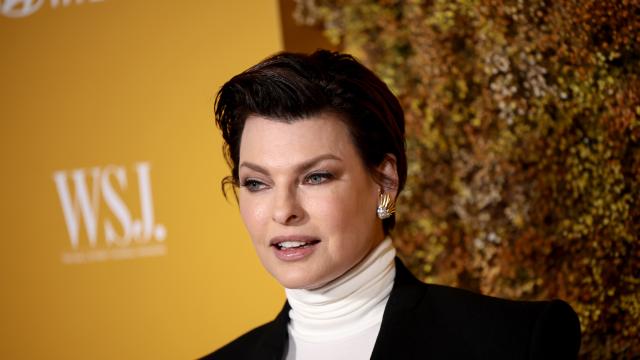 Супермоделът Линда Еванджелиста отнова се появи на корицата на списание (СНИМКИ)