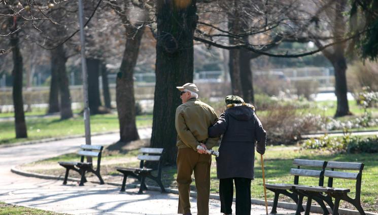 пенсионери - ПЪЛНЯТ ДЖОБОВЕТЕ: Вдигат парите на работещите пенсионери