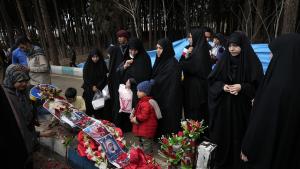 Иран оплаква днес жертвите на самоубийствения атентат извършен по време