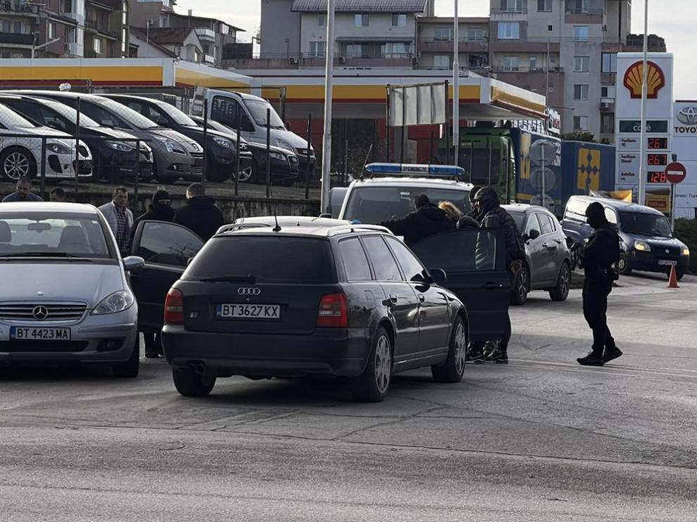 Снимка: Спецакция на ГДБОП във Велико Търново, има задържани