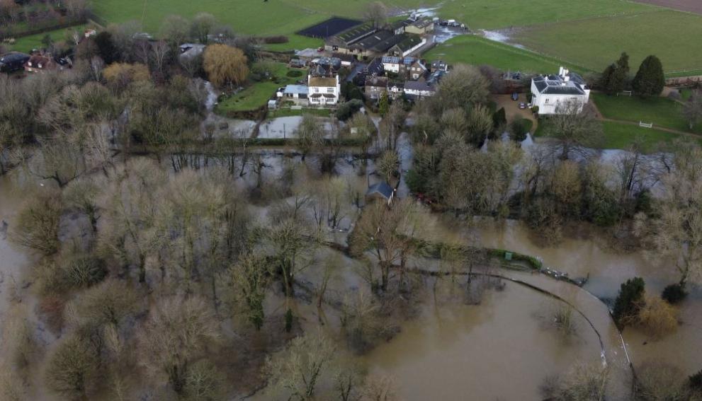 След проливните дъждове големите реки във Великобритания днес излязоха от